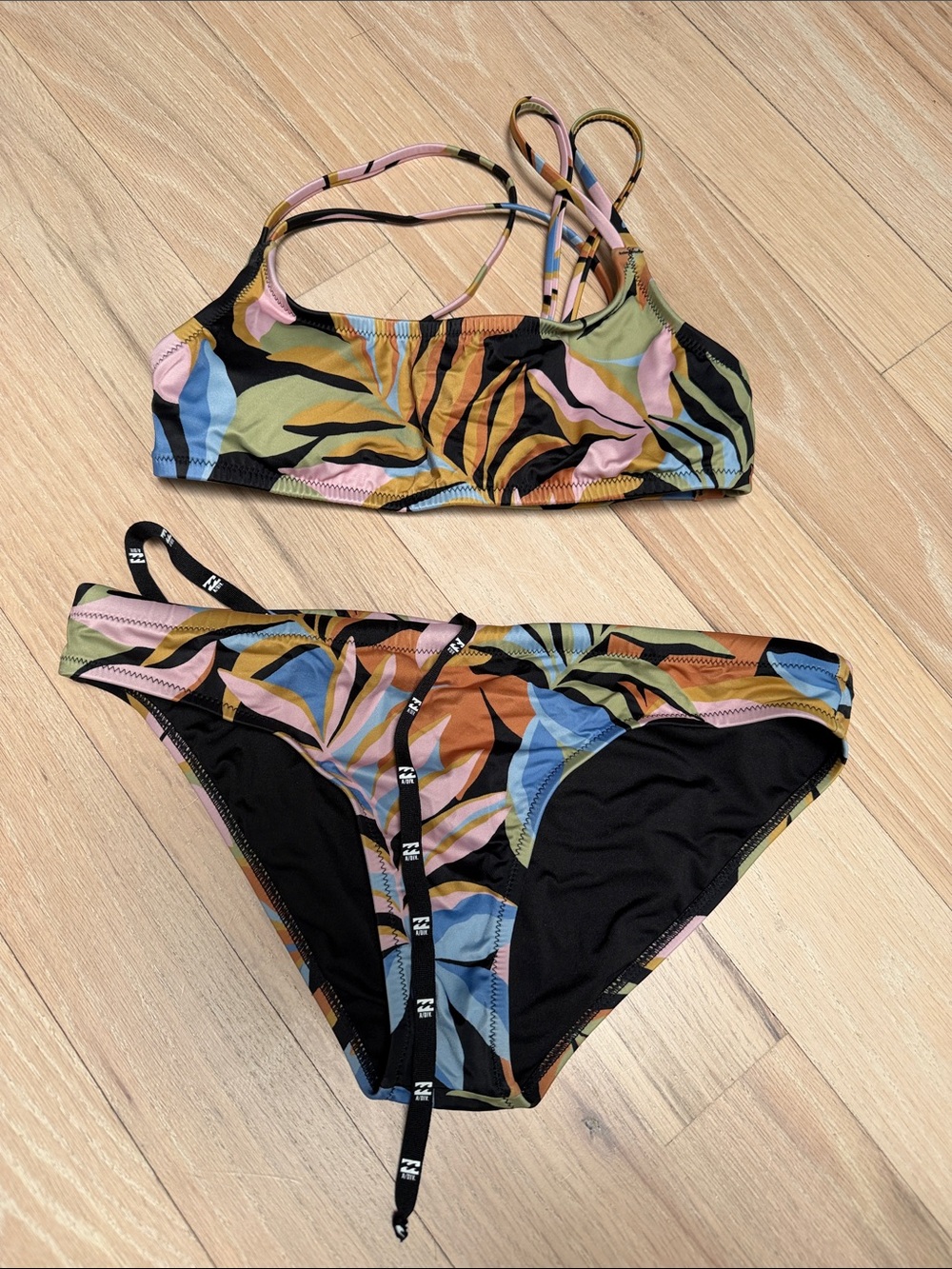Billabong, girls Large Tropical Leaf Print Bikini Set - Multicolor
